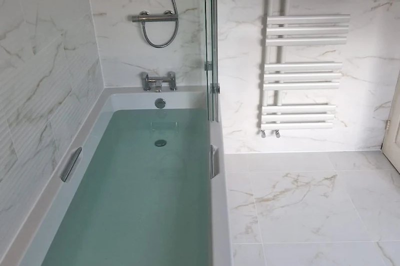 Modern bathroom by AJL